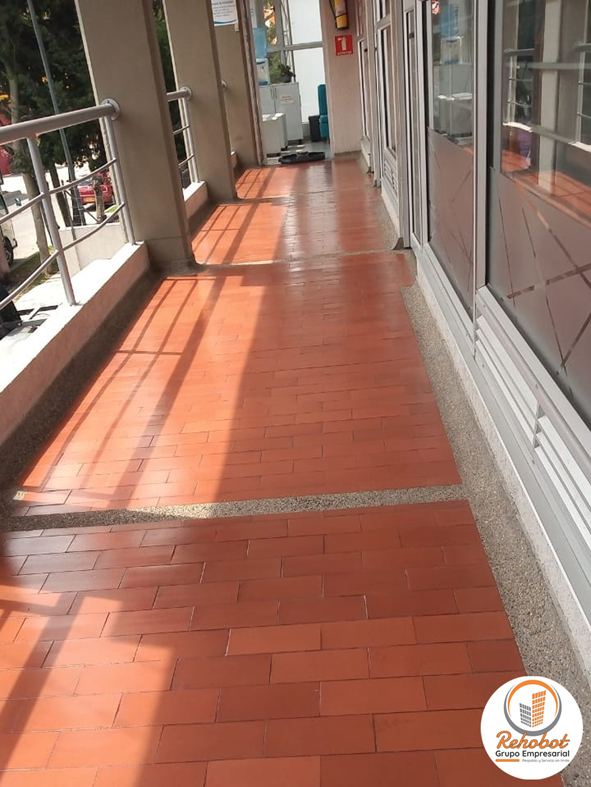 Pisos pulidos en pasillo corporativo