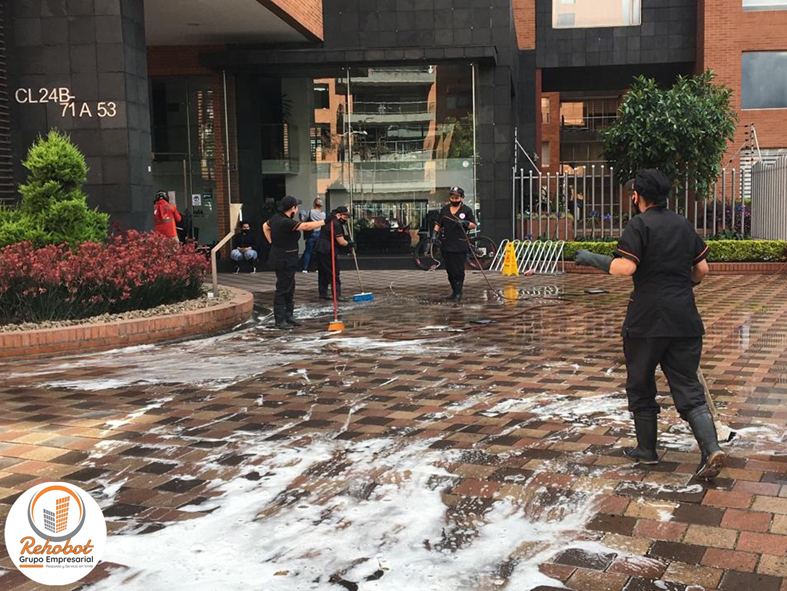 Lavado de pisos en zona común exterior