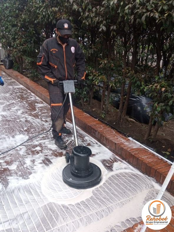 Pulido de piso con máquina rotativa