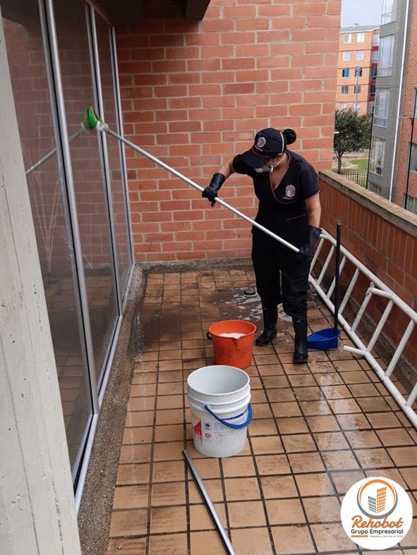 Limpieza de ventanales en balcón